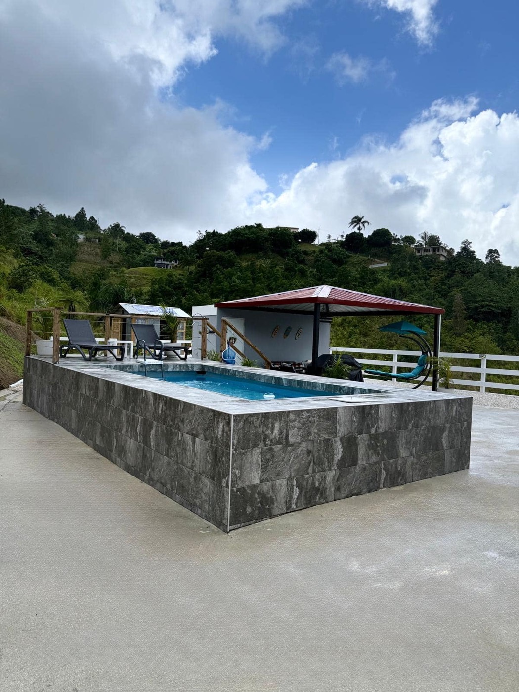 Piscina privada de Campo Bello con gazebo y las montañas verdes de Orocovis al fondo