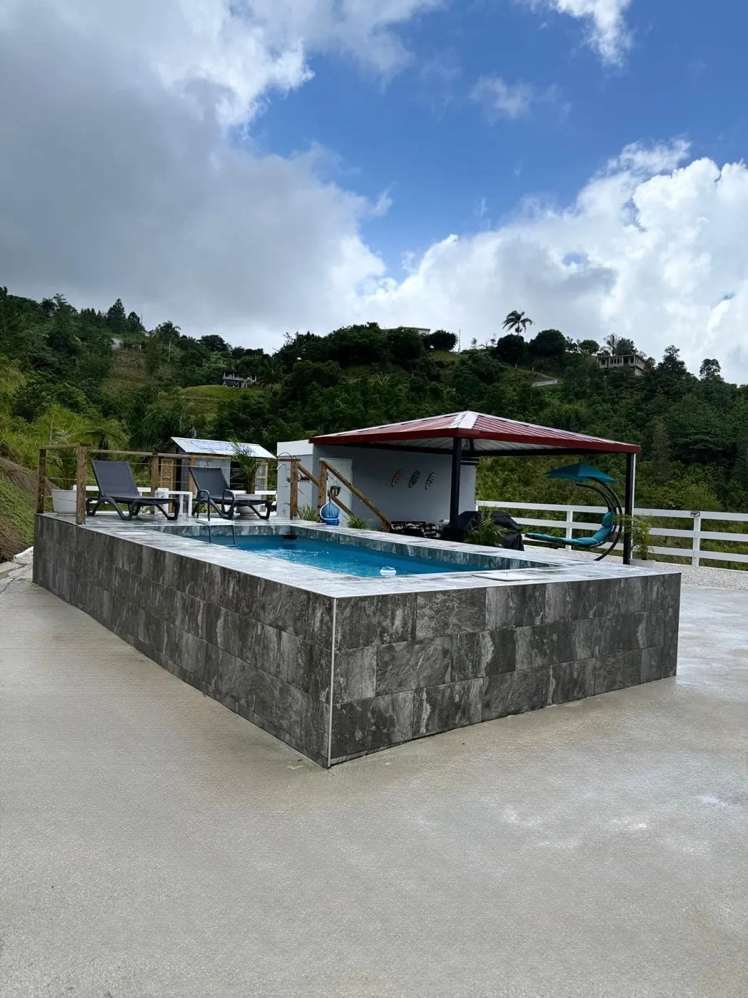 Piscina privada de Campo Bello con gazebo y las montañas verdes de Orocovis al fondo